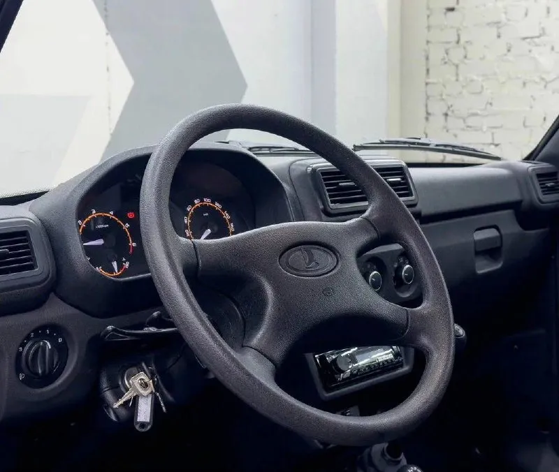 Нива legend 2024 один хозяин авто из салона на гарантии, гаражное хранение, пробег 29000, установлен кондиционер, хорошая аудио система, передние фары линзы, тонировка, обработана полностью антикором, новая летняя резина в комплекте, цена 1150000 без торга. +79495681059. 📲 tg: сергей 📞 звоните: +7(949)5681059 - фотография - 4