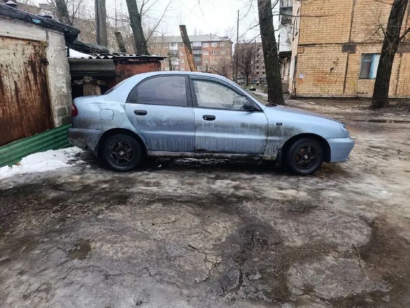 Продам daewoo ланос 2008 года газ/бензин газ вписан комплектациия: гур, кондиционер (заправлен работает) электро стеклоподъёмники, центральный замок, есть 2дин магнитола и 2 динамика, зимняя резина на литых дисках, по кузову требует внимания, дно есть, нужно переварить пороги и одну арку, на езду не влияет, печка греет, ходовая не гремит не стучит вся сбитая в техническом плане без нареканий есть родные фары для переоформления переоформить без проблем осмотр: г шахтёрск тел +79494037675 цена 140000руб, ,, 📞 звоните: +7(949)4037675 - фотография - 4