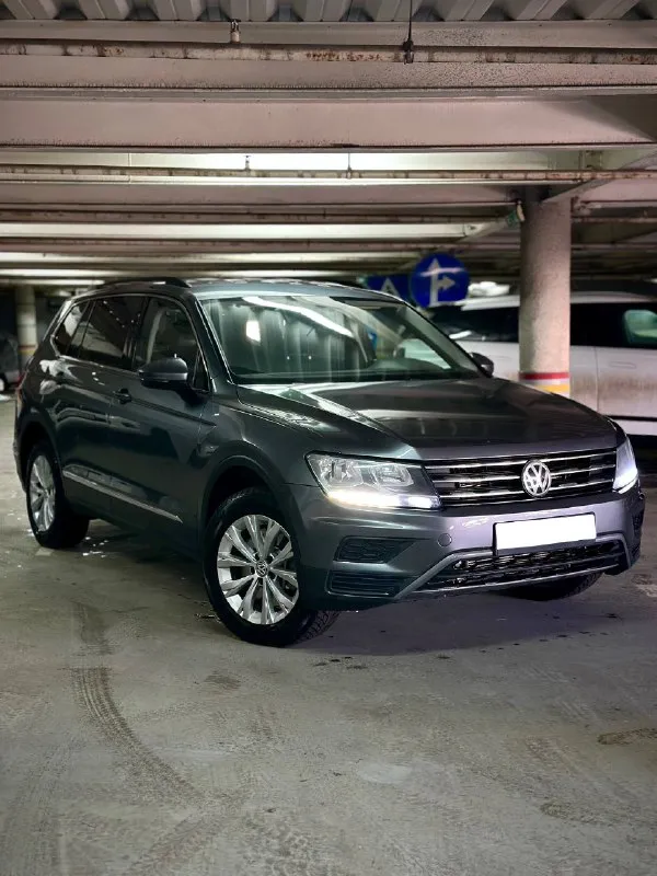 🚗 в продаже: volkswagen tiguan, 2-е поколение, 2018-й модельный год. бензиновый мотор объёмом 2.0 литра, классическая автоматическая 8-ми ступенчатая коробка переключения передач. привод автомобиля - передний (расход топлива в городе до 11-ти литров на 100 км; расход по трассе 6.5-7 литров). оригинальный пробег 137 000 км, силовые агрегаты надёжные, смело брать для долгой эксплуатации. по комплектации: бесключевой доступ, кнопка старт/стоп, двухзонный климат контроль, подогревы сидений, круиз контроль, хорошая мультимедиа с камерой заднего вида, эппл карплэй и андроид авто; черный кожаный перфорированный салон, длинная база - три ряда сидений, каждое из которых в очень хорошем состоянии. автомобиль находится в донецке, обслужен, обут в хорошую зимнюю резину. переоформление цена: 2350000 ₽ 📲 tg: пиу пау 📞 🇷🇺 звоните: +79494051002 авторынок днр донецк - фотография - 1