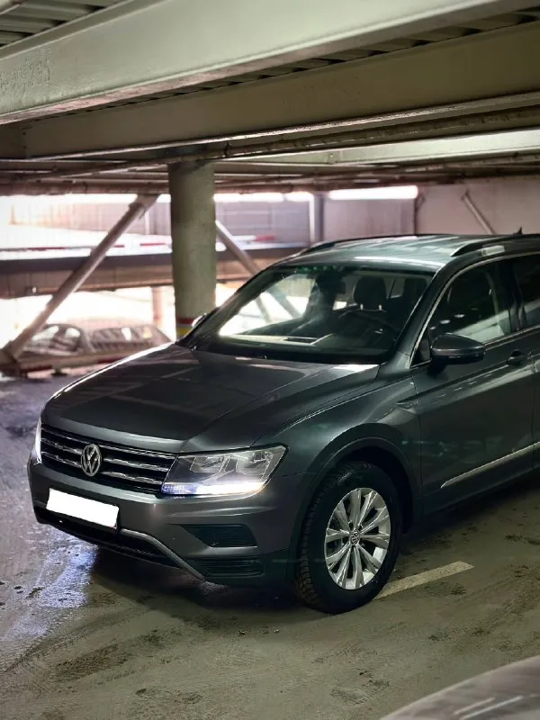 🚗 в продаже: volkswagen tiguan, 2-е поколение, 2018-й модельный год. бензиновый мотор объёмом 2.0 литра, классическая автоматическая 8-ми ступенчатая коробка переключения передач. привод автомобиля - передний (расход топлива в городе до 11-ти литров на 100 км; расход по трассе 6.5-7 литров). оригинальный пробег 137 000 км, силовые агрегаты надёжные, смело брать для долгой эксплуатации. по комплектации: бесключевой доступ, кнопка старт/стоп, двухзонный климат контроль, подогревы сидений, круиз контроль, хорошая мультимедиа с камерой заднего вида, эппл карплэй и андроид авто; черный кожаный перфорированный салон, длинная база - три ряда сидений, каждое из которых в очень хорошем состоянии. автомобиль находится в донецке, обслужен, обут в хорошую зимнюю резину. переоформление цена: 2350000 ₽ 📲 tg: пиу пау 📞 🇷🇺 звоните: +79494051002 авторынок днр донецк - фотография - 2