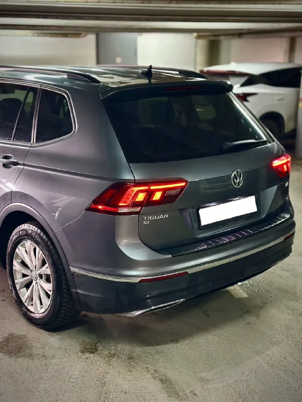 🚗 в продаже: volkswagen tiguan, 2-е поколение, 2018-й модельный год. бензиновый мотор объёмом 2.0 литра, классическая автоматическая 8-ми ступенчатая коробка переключения передач. привод автомобиля - передний (расход топлива в городе до 11-ти литров на 100 км; расход по трассе 6.5-7 литров). оригинальный пробег 137 000 км, силовые агрегаты надёжные, смело брать для долгой эксплуатации. по комплектации: бесключевой доступ, кнопка старт/стоп, двухзонный климат контроль, подогревы сидений, круиз контроль, хорошая мультимедиа с камерой заднего вида, эппл карплэй и андроид авто; черный кожаный перфорированный салон, длинная база - три ряда сидений, каждое из которых в очень хорошем состоянии. автомобиль находится в донецке, обслужен, обут в хорошую зимнюю резину. переоформление цена: 2350000 ₽ 📲 tg: пиу пау 📞 🇷🇺 звоните: +79494051002 авторынок днр донецк - фотография - 3