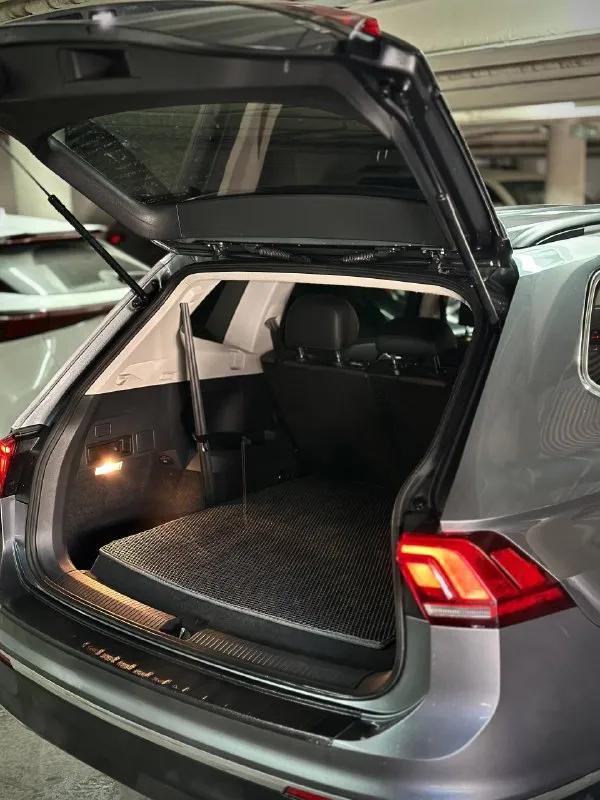 🚗 в продаже: volkswagen tiguan, 2-е поколение, 2018-й модельный год. бензиновый мотор объёмом 2.0 литра, классическая автоматическая 8-ми ступенчатая коробка переключения передач. привод автомобиля - передний (расход топлива в городе до 11-ти литров на 100 км; расход по трассе 6.5-7 литров). оригинальный пробег 137 000 км, силовые агрегаты надёжные, смело брать для долгой эксплуатации. по комплектации: бесключевой доступ, кнопка старт/стоп, двухзонный климат контроль, подогревы сидений, круиз контроль, хорошая мультимедиа с камерой заднего вида, эппл карплэй и андроид авто; черный кожаный перфорированный салон, длинная база - три ряда сидений, каждое из которых в очень хорошем состоянии. автомобиль находится в донецке, обслужен, обут в хорошую зимнюю резину. переоформление цена: 2350000 ₽ 📲 tg: пиу пау 📞 🇷🇺 звоните: +79494051002 авторынок днр донецк - фотография - 4