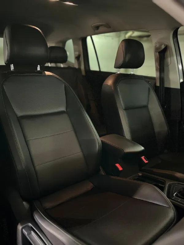 🚗 в продаже: volkswagen tiguan, 2-е поколение, 2018-й модельный год. бензиновый мотор объёмом 2.0 литра, классическая автоматическая 8-ми ступенчатая коробка переключения передач. привод автомобиля - передний (расход топлива в городе до 11-ти литров на 100 км; расход по трассе 6.5-7 литров). оригинальный пробег 137 000 км, силовые агрегаты надёжные, смело брать для долгой эксплуатации. по комплектации: бесключевой доступ, кнопка старт/стоп, двухзонный климат контроль, подогревы сидений, круиз контроль, хорошая мультимедиа с камерой заднего вида, эппл карплэй и андроид авто; черный кожаный перфорированный салон, длинная база - три ряда сидений, каждое из которых в очень хорошем состоянии. автомобиль находится в донецке, обслужен, обут в хорошую зимнюю резину. переоформление цена: 2350000 ₽ 📲 tg: пиу пау 📞 🇷🇺 звоните: +79494051002 авторынок днр донецк - фотография - 5