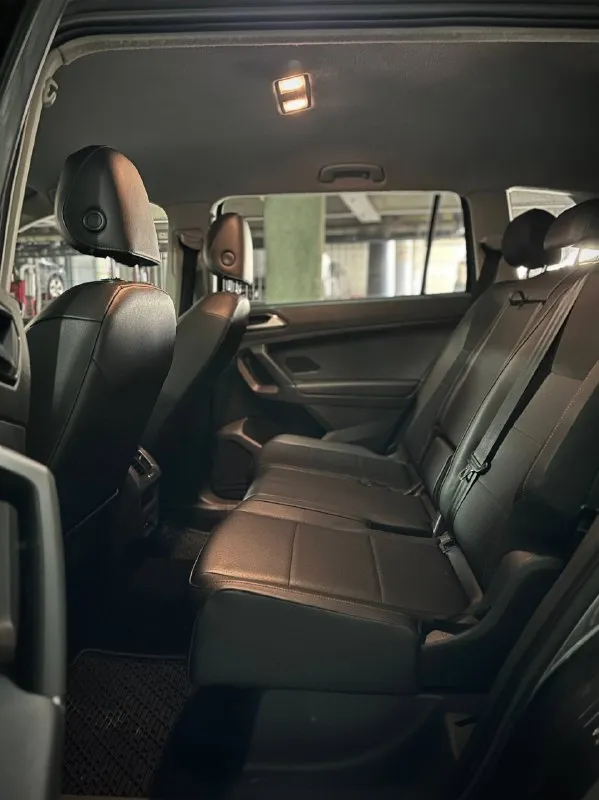 🚗 в продаже: volkswagen tiguan, 2-е поколение, 2018-й модельный год. бензиновый мотор объёмом 2.0 литра, классическая автоматическая 8-ми ступенчатая коробка переключения передач. привод автомобиля - передний (расход топлива в городе до 11-ти литров на 100 км; расход по трассе 6.5-7 литров). оригинальный пробег 137 000 км, силовые агрегаты надёжные, смело брать для долгой эксплуатации. по комплектации: бесключевой доступ, кнопка старт/стоп, двухзонный климат контроль, подогревы сидений, круиз контроль, хорошая мультимедиа с камерой заднего вида, эппл карплэй и андроид авто; черный кожаный перфорированный салон, длинная база - три ряда сидений, каждое из которых в очень хорошем состоянии. автомобиль находится в донецке, обслужен, обут в хорошую зимнюю резину. переоформление цена: 2350000 ₽ 📲 tg: пиу пау 📞 🇷🇺 звоните: +79494051002 авторынок днр донецк - фотография - 6