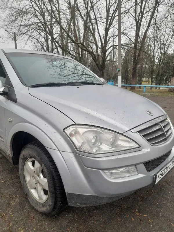 Продам ssang yong kyron 2 л дизель, 2011 год 176000 км пробега, коробка автомат, работает хорошо переключает плавно без пинков без ударов, двигатель работает ровно, масло не ест, полный привод работает без нареканий, понижайки блокировки все работает, рама целая вин читается, климат работает, датчик света, датчик дождя, подогрев передних сидений, авто на уверенном ходу без вложений, я собственник +79495619915 цена 700000 авто находится в мариуполе цена на два дня - фотография - 10