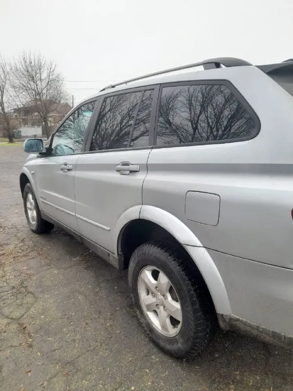 Продам ssang yong kyron 2 л дизель, 2011 год 176000 км пробега, коробка автомат, работает хорошо переключает плавно без пинков без ударов, двигатель работает ровно, масло не ест, полный привод работает без нареканий, понижайки блокировки все работает, рама целая вин читается, климат работает, датчик света, датчик дождя, подогрев передних сидений, авто на уверенном ходу без вложений, я собственник +79495619915 цена 700000 авто находится в мариуполе цена на два дня - фотография - 2