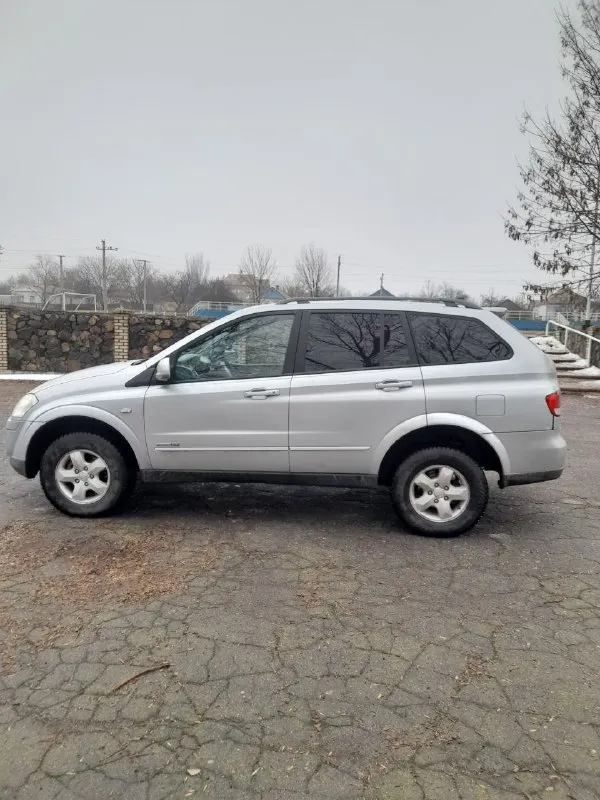 Продам ssang yong kyron 2 л дизель, 2011 год 176000 км пробега, коробка автомат, работает хорошо переключает плавно без пинков без ударов, двигатель работает ровно, масло не ест, полный привод работает без нареканий, понижайки блокировки все работает, рама целая вин читается, климат работает, датчик света, датчик дождя, подогрев передних сидений, авто на уверенном ходу без вложений, я собственник +79495619915 цена 700000 авто находится в мариуполе цена на два дня - фотография - 4