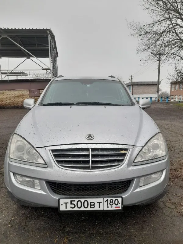 Продам ssang yong kyron 2 л дизель, 2011 год 176000 км пробега, коробка автомат, работает хорошо переключает плавно без пинков без ударов, двигатель работает ровно, масло не ест, полный привод работает без нареканий, понижайки блокировки все работает, рама целая вин читается, климат работает, датчик света, датчик дождя, подогрев передних сидений, авто на уверенном ходу без вложений, я собственник +79495619915 цена 700000 авто находится в мариуполе цена на два дня - фотография - 6
