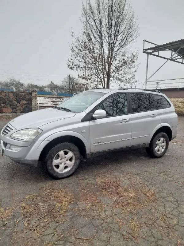 Продам ssang yong kyron 2 л дизель, 2011 год 176000 км пробега, коробка автомат, работает хорошо переключает плавно без пинков без ударов, двигатель работает ровно, масло не ест, полный привод работает без нареканий, понижайки блокировки все работает, рама целая вин читается, климат работает, датчик света, датчик дождя, подогрев передних сидений, авто на уверенном ходу без вложений, я собственник +79495619915 цена 700000 авто находится в мариуполе цена на два дня - фотография - 7