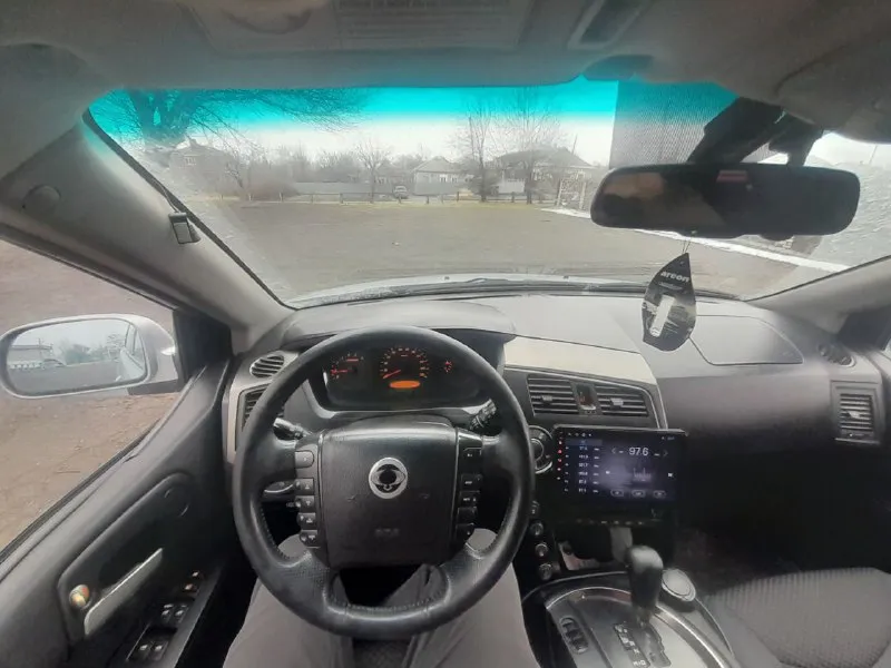 Продам ssang yong kyron 2 л дизель, 2011 год 176000 км пробега, коробка автомат, работает хорошо переключает плавно без пинков без ударов, двигатель работает ровно, масло не ест, полный привод работает без нареканий, понижайки блокировки все работает, рама целая вин читается, климат работает, датчик света, датчик дождя, подогрев передних сидений, авто на уверенном ходу без вложений, я собственник +79495619915 цена 700000 авто находится в мариуполе цена на два дня - фотография - 8