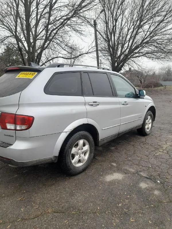 Продам ssang yong kyron 2 л дизель, 2011 год 176000 км пробега, коробка автомат, работает хорошо переключает плавно без пинков без ударов, двигатель работает ровно, масло не ест, полный привод работает без нареканий, понижайки блокировки все работает, рама целая вин читается, климат работает, датчик света, датчик дождя, подогрев передних сидений, авто на уверенном ходу без вложений, я собственник +79495619915 цена 700000 авто находится в мариуполе цена на два дня - фотография - 9