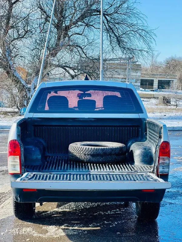 Продам ssangyong actyon sports 2.0 мт 4wd 2012 год машина в отличном состоянии двигатель работает идеально контрактный двигатель все документы на руках для постановки на учет, масло не ест кузов целый, кусочек бампера есть нужно припаять 2 литра дизель, турбина работают идеально механика не вылетает переключает отлично ходовая техника отличная без единых звуков полный привод новая зимняя резина вин на раме читается хорошая комплектация под чехлами сидения как новые цену поставил халявную по цене нивы, кто первый успеет тот и заберет 450 000 торг осмотр макеевка, могу пригнать куда нужно будет +7 (949) 638-01-13 - фотография - 3