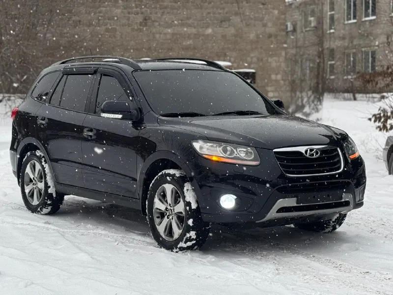 Hyundai santa fe рестайлинг,2011 г. , двигатель 2.4,родной пробег 255т. км, установлено гбо фирмы brc, коробка 6ст. автомат и полный привод с блокировкой, корейская сборка, максимальная комплектация, помощь при спуске с горы, бесключевой доступ, круиз контроль и 2-х зонный климат, камера заднего вида, парктроник, датчик света, салон в отличном состоянии, по кузову без дтп, есть 2 окраса остальное в заводе,2 хозяина, все работает, ошибок нет,2 ключа, переоформление без проблем. 💰цена-1 230 000р 🌐 г. донецк ☎звоните+79493162361 📞 🇷🇺 звоните: +79493162361 - фотография - 1