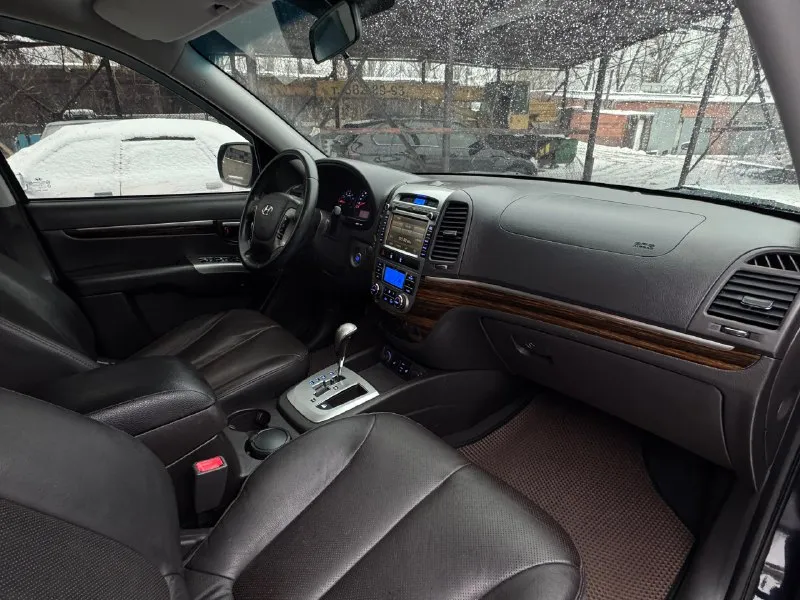 Hyundai santa fe рестайлинг,2011 г. , двигатель 2.4,родной пробег 255т. км, установлено гбо фирмы brc, коробка 6ст. автомат и полный привод с блокировкой, корейская сборка, максимальная комплектация, помощь при спуске с горы, бесключевой доступ, круиз контроль и 2-х зонный климат, камера заднего вида, парктроник, датчик света, салон в отличном состоянии, по кузову без дтп, есть 2 окраса остальное в заводе,2 хозяина, все работает, ошибок нет,2 ключа, переоформление без проблем. 💰цена-1 230 000р 🌐 г. донецк ☎звоните+79493162361 📞 🇷🇺 звоните: +79493162361 - фотография - 10
