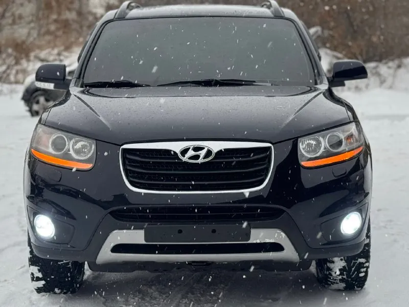 Hyundai santa fe рестайлинг,2011 г. , двигатель 2.4,родной пробег 255т. км, установлено гбо фирмы brc, коробка 6ст. автомат и полный привод с блокировкой, корейская сборка, максимальная комплектация, помощь при спуске с горы, бесключевой доступ, круиз контроль и 2-х зонный климат, камера заднего вида, парктроник, датчик света, салон в отличном состоянии, по кузову без дтп, есть 2 окраса остальное в заводе,2 хозяина, все работает, ошибок нет,2 ключа, переоформление без проблем. 💰цена-1 230 000р 🌐 г. донецк ☎звоните+79493162361 📞 🇷🇺 звоните: +79493162361 - фотография - 2