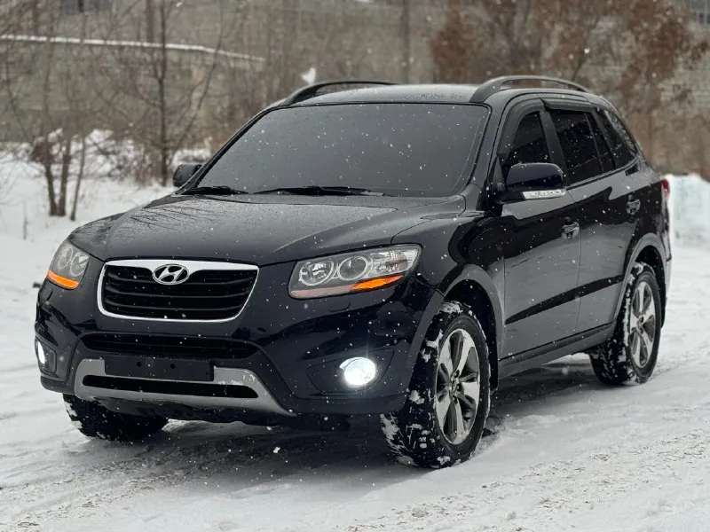 Hyundai santa fe рестайлинг,2011 г. , двигатель 2.4,родной пробег 255т. км, установлено гбо фирмы brc, коробка 6ст. автомат и полный привод с блокировкой, корейская сборка, максимальная комплектация, помощь при спуске с горы, бесключевой доступ, круиз контроль и 2-х зонный климат, камера заднего вида, парктроник, датчик света, салон в отличном состоянии, по кузову без дтп, есть 2 окраса остальное в заводе,2 хозяина, все работает, ошибок нет,2 ключа, переоформление без проблем. 💰цена-1 230 000р 🌐 г. донецк ☎звоните+79493162361 📞 🇷🇺 звоните: +79493162361 - фотография - 3