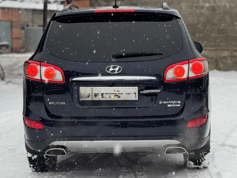 Hyundai santa fe рестайлинг,2011 г. , двигатель 2.4,родной пробег 255т. км, установлено гбо фирмы brc, коробка 6ст. автомат и полный привод с блокировкой, корейская сборка, максимальная комплектация, помощь при спуске с горы, бесключевой доступ, круиз контроль и 2-х зонный климат, камера заднего вида, парктроник, датчик света, салон в отличном состоянии, по кузову без дтп, есть 2 окраса остальное в заводе,2 хозяина, все работает, ошибок нет,2 ключа, переоформление без проблем. 💰цена-1 230 000р 🌐 г. донецк ☎звоните+79493162361 📞 🇷🇺 звоните: +79493162361 - фотография - 4