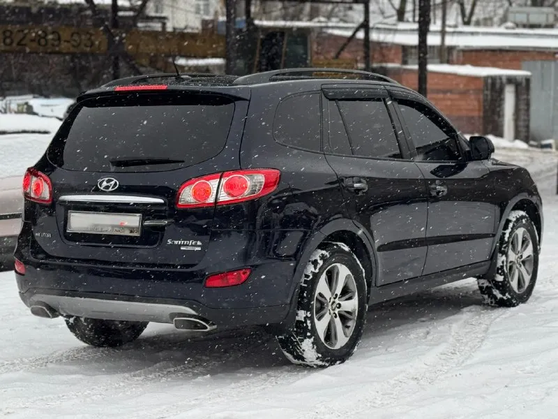 Hyundai santa fe рестайлинг,2011 г. , двигатель 2.4,родной пробег 255т. км, установлено гбо фирмы brc, коробка 6ст. автомат и полный привод с блокировкой, корейская сборка, максимальная комплектация, помощь при спуске с горы, бесключевой доступ, круиз контроль и 2-х зонный климат, камера заднего вида, парктроник, датчик света, салон в отличном состоянии, по кузову без дтп, есть 2 окраса остальное в заводе,2 хозяина, все работает, ошибок нет,2 ключа, переоформление без проблем. 💰цена-1 230 000р 🌐 г. донецк ☎звоните+79493162361 📞 🇷🇺 звоните: +79493162361 - фотография - 5