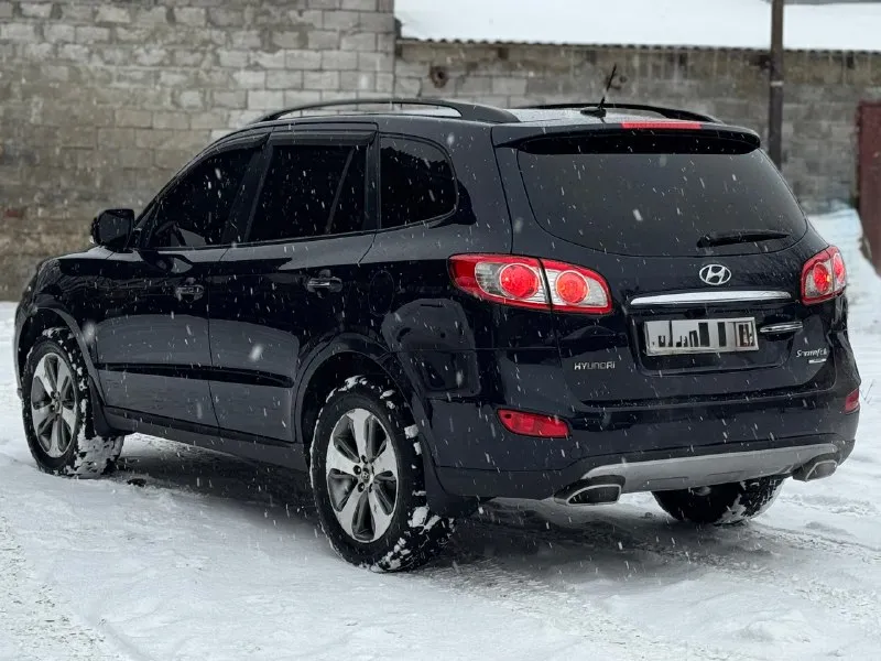 Hyundai santa fe рестайлинг,2011 г. , двигатель 2.4,родной пробег 255т. км, установлено гбо фирмы brc, коробка 6ст. автомат и полный привод с блокировкой, корейская сборка, максимальная комплектация, помощь при спуске с горы, бесключевой доступ, круиз контроль и 2-х зонный климат, камера заднего вида, парктроник, датчик света, салон в отличном состоянии, по кузову без дтп, есть 2 окраса остальное в заводе,2 хозяина, все работает, ошибок нет,2 ключа, переоформление без проблем. 💰цена-1 230 000р 🌐 г. донецк ☎звоните+79493162361 📞 🇷🇺 звоните: +79493162361 - фотография - 6