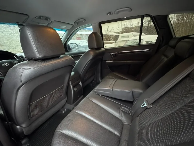 Hyundai santa fe рестайлинг,2011 г. , двигатель 2.4,родной пробег 255т. км, установлено гбо фирмы brc, коробка 6ст. автомат и полный привод с блокировкой, корейская сборка, максимальная комплектация, помощь при спуске с горы, бесключевой доступ, круиз контроль и 2-х зонный климат, камера заднего вида, парктроник, датчик света, салон в отличном состоянии, по кузову без дтп, есть 2 окраса остальное в заводе,2 хозяина, все работает, ошибок нет,2 ключа, переоформление без проблем. 💰цена-1 230 000р 🌐 г. донецк ☎звоните+79493162361 📞 🇷🇺 звоните: +79493162361 - фотография - 7