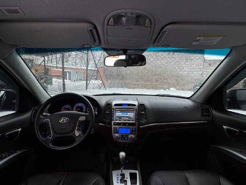 Hyundai santa fe рестайлинг,2011 г. , двигатель 2.4,родной пробег 255т. км, установлено гбо фирмы brc, коробка 6ст. автомат и полный привод с блокировкой, корейская сборка, максимальная комплектация, помощь при спуске с горы, бесключевой доступ, круиз контроль и 2-х зонный климат, камера заднего вида, парктроник, датчик света, салон в отличном состоянии, по кузову без дтп, есть 2 окраса остальное в заводе,2 хозяина, все работает, ошибок нет,2 ключа, переоформление без проблем. 💰цена-1 230 000р 🌐 г. донецк ☎звоните+79493162361 📞 🇷🇺 звоните: +79493162361 - фотография - 8