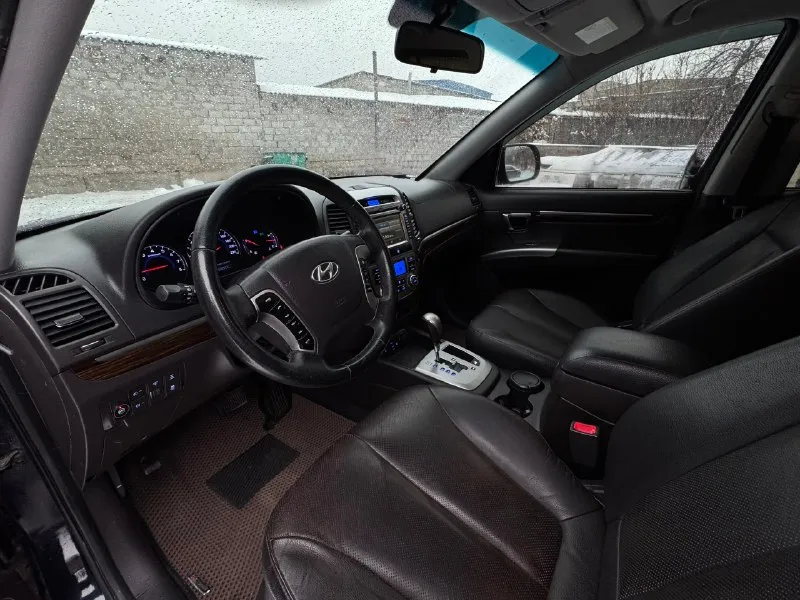 Hyundai santa fe рестайлинг,2011 г. , двигатель 2.4,родной пробег 255т. км, установлено гбо фирмы brc, коробка 6ст. автомат и полный привод с блокировкой, корейская сборка, максимальная комплектация, помощь при спуске с горы, бесключевой доступ, круиз контроль и 2-х зонный климат, камера заднего вида, парктроник, датчик света, салон в отличном состоянии, по кузову без дтп, есть 2 окраса остальное в заводе,2 хозяина, все работает, ошибок нет,2 ключа, переоформление без проблем. 💰цена-1 230 000р 🌐 г. донецк ☎звоните+79493162361 📞 🇷🇺 звоните: +79493162361 - фотография - 9
