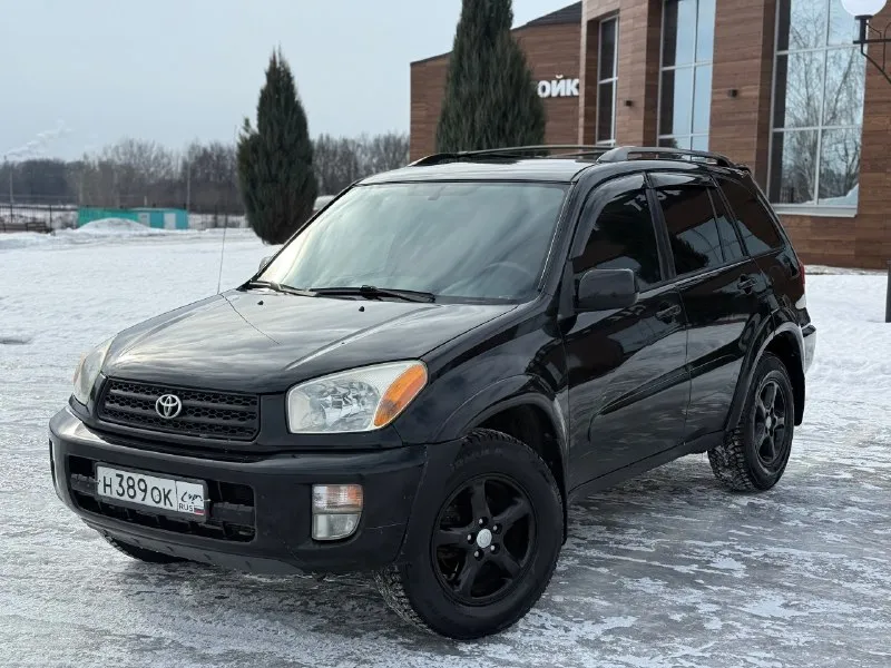 В продаже toyota rav4, двигатель - 2.0 л (1azfe) надёжный и неприхотливый агрегат, заменена в конце лета цепь грм, помпа, все ремни и ролики. автомат 4-х ступенчатый. , вечный, переключает отлично, . частичная замена масла - (10.10.2025г) постоянный полный привод. расход - 10,5-12,5 л. находится в одной семье более 13 лет (с 2013 г) в редчайшем состоянии, заводской окрас всего кузова, каждый элемент имеет маркировку (vin) ржавчины нету, полностью соответствует фото! японская сборка для рынка usa. с дополнений установлен - парктроник, автозапуск и дисплей. кузов отполирован и покрыт керамикой х2 слоя. резина зимняя, новая. торг будет минимальный. техосмотр пройден. авто готово к оформлению. контакты : +7 (949) 363-52-68 (есть «telegram») цена : 880,000 рублей. обмен не рассматриваю. территориально находится в г макеевка (центр) варианты рассрочки и т. д и т. п не предоставляю. 📞 🇷🇺 звоните: +79493635268 - фотография - 2