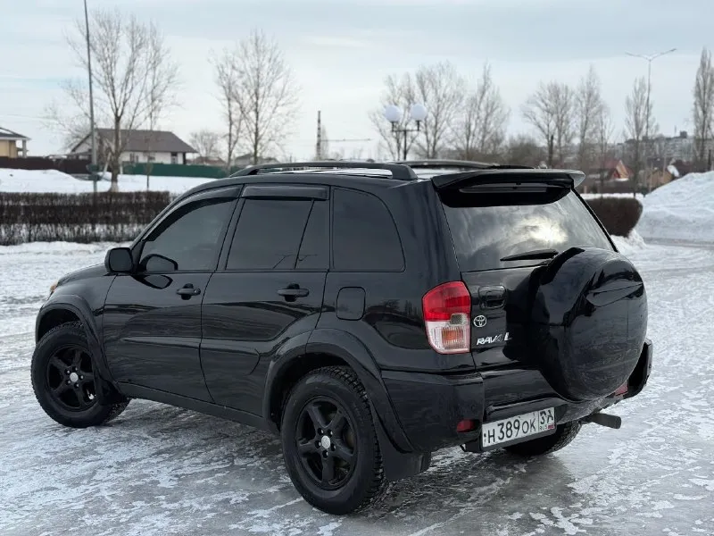 В продаже toyota rav4, двигатель - 2.0 л (1azfe) надёжный и неприхотливый агрегат, заменена в конце лета цепь грм, помпа, все ремни и ролики. автомат 4-х ступенчатый. , вечный, переключает отлично, . частичная замена масла - (10.10.2025г) постоянный полный привод. расход - 10,5-12,5 л. находится в одной семье более 13 лет (с 2013 г) в редчайшем состоянии, заводской окрас всего кузова, каждый элемент имеет маркировку (vin) ржавчины нету, полностью соответствует фото! японская сборка для рынка usa. с дополнений установлен - парктроник, автозапуск и дисплей. кузов отполирован и покрыт керамикой х2 слоя. резина зимняя, новая. торг будет минимальный. техосмотр пройден. авто готово к оформлению. контакты : +7 (949) 363-52-68 (есть «telegram») цена : 880,000 рублей. обмен не рассматриваю. территориально находится в г макеевка (центр) варианты рассрочки и т. д и т. п не предоставляю. 📞 🇷🇺 звоните: +79493635268 - фотография - 3