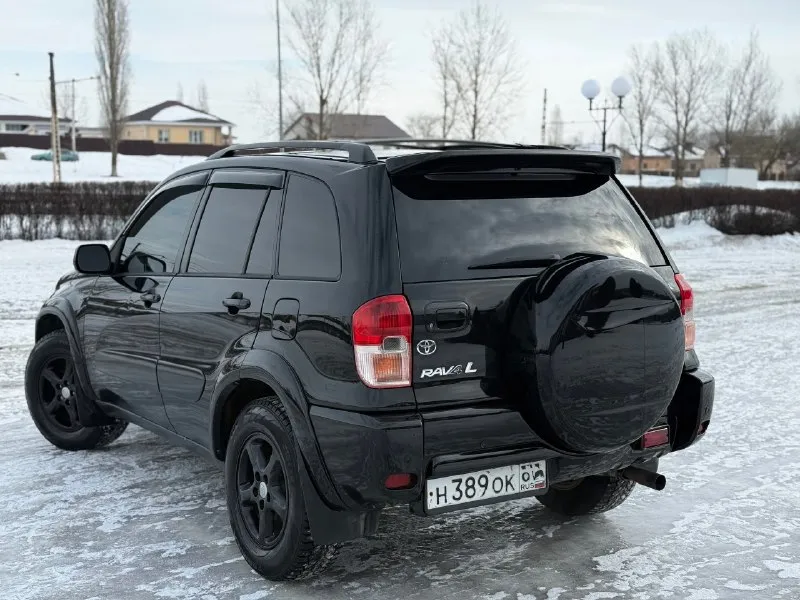 В продаже toyota rav4, двигатель - 2.0 л (1azfe) надёжный и неприхотливый агрегат, заменена в конце лета цепь грм, помпа, все ремни и ролики. автомат 4-х ступенчатый. , вечный, переключает отлично, . частичная замена масла - (10.10.2025г) постоянный полный привод. расход - 10,5-12,5 л. находится в одной семье более 13 лет (с 2013 г) в редчайшем состоянии, заводской окрас всего кузова, каждый элемент имеет маркировку (vin) ржавчины нету, полностью соответствует фото! японская сборка для рынка usa. с дополнений установлен - парктроник, автозапуск и дисплей. кузов отполирован и покрыт керамикой х2 слоя. резина зимняя, новая. торг будет минимальный. техосмотр пройден. авто готово к оформлению. контакты : +7 (949) 363-52-68 (есть «telegram») цена : 880,000 рублей. обмен не рассматриваю. территориально находится в г макеевка (центр) варианты рассрочки и т. д и т. п не предоставляю. 📞 🇷🇺 звоните: +79493635268 - фотография - 4
