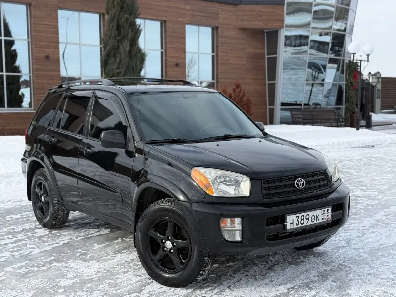 В продаже toyota rav4, двигатель - 2.0 л (1azfe) надёжный и неприхотливый агрегат, заменена в конце лета цепь грм, помпа, все ремни и ролики. автомат 4-х ступенчатый. , вечный, переключает отлично, . частичная замена масла - (10.10.2025г) постоянный полный привод. расход - 10,5-12,5 л. находится в одной семье более 13 лет (с 2013 г) в редчайшем состоянии, заводской окрас всего кузова, каждый элемент имеет маркировку (vin) ржавчины нету, полностью соответствует фото! японская сборка для рынка usa. с дополнений установлен - парктроник, автозапуск и дисплей. кузов отполирован и покрыт керамикой х2 слоя. резина зимняя, новая. торг будет минимальный. техосмотр пройден. авто готово к оформлению. контакты : +7 (949) 363-52-68 (есть «telegram») цена : 880,000 рублей. обмен не рассматриваю. территориально находится в г макеевка (центр) варианты рассрочки и т. д и т. п не предоставляю. 📞 🇷🇺 звоните: +79493635268 - фотография - 5