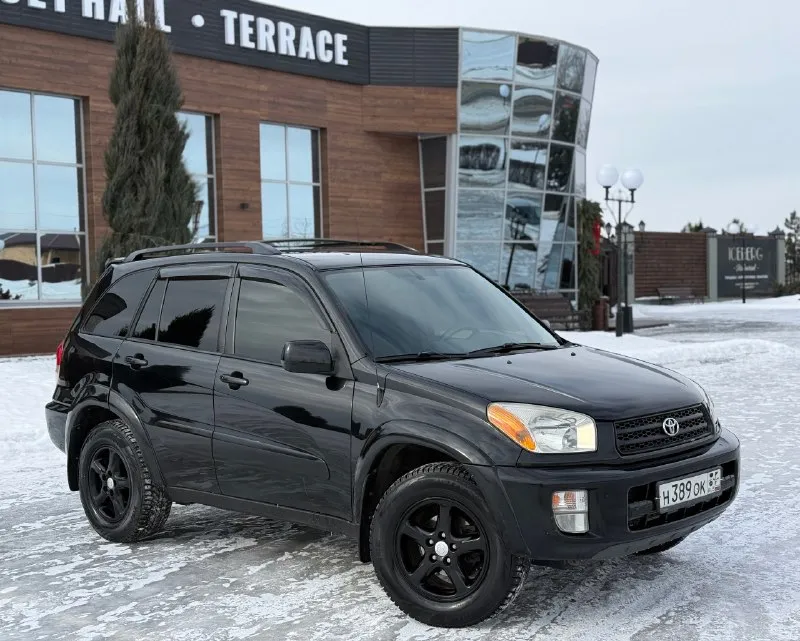 В продаже toyota rav4, двигатель - 2.0 л (1azfe) надёжный и неприхотливый агрегат, заменена в конце лета цепь грм, помпа, все ремни и ролики. автомат 4-х ступенчатый. , вечный, переключает отлично, . частичная замена масла - (10.10.2025г) постоянный полный привод. расход - 10,5-12,5 л. находится в одной семье более 13 лет (с 2013 г) в редчайшем состоянии, заводской окрас всего кузова, каждый элемент имеет маркировку (vin) ржавчины нету, полностью соответствует фото! японская сборка для рынка usa. с дополнений установлен - парктроник, автозапуск и дисплей. кузов отполирован и покрыт керамикой х2 слоя. резина зимняя, новая. торг будет минимальный. техосмотр пройден. авто готово к оформлению. контакты : +7 (949) 363-52-68 (есть «telegram») цена : 880,000 рублей. обмен не рассматриваю. территориально находится в г макеевка (центр) варианты рассрочки и т. д и т. п не предоставляю. 📞 🇷🇺 звоните: +79493635268 - фотография - 6