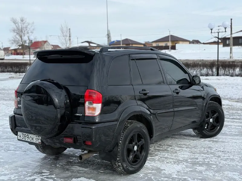 В продаже toyota rav4, двигатель - 2.0 л (1azfe) надёжный и неприхотливый агрегат, заменена в конце лета цепь грм, помпа, все ремни и ролики. автомат 4-х ступенчатый. , вечный, переключает отлично, . частичная замена масла - (10.10.2025г) постоянный полный привод. расход - 10,5-12,5 л. находится в одной семье более 13 лет (с 2013 г) в редчайшем состоянии, заводской окрас всего кузова, каждый элемент имеет маркировку (vin) ржавчины нету, полностью соответствует фото! японская сборка для рынка usa. с дополнений установлен - парктроник, автозапуск и дисплей. кузов отполирован и покрыт керамикой х2 слоя. резина зимняя, новая. торг будет минимальный. техосмотр пройден. авто готово к оформлению. контакты : +7 (949) 363-52-68 (есть «telegram») цена : 880,000 рублей. обмен не рассматриваю. территориально находится в г макеевка (центр) варианты рассрочки и т. д и т. п не предоставляю. 📞 🇷🇺 звоните: +79493635268 - фотография - 8