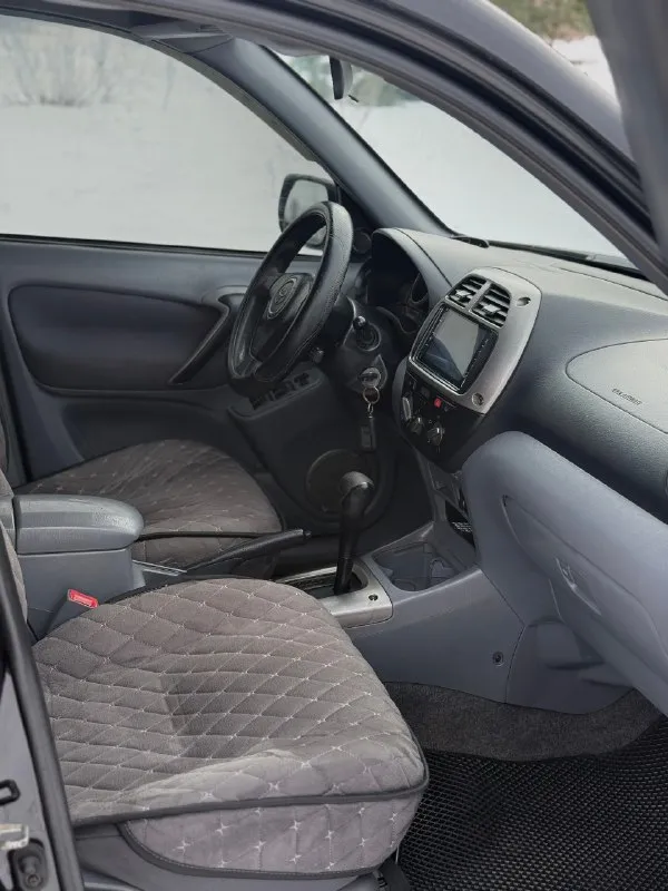 В продаже toyota rav4, двигатель - 2.0 л (1azfe) надёжный и неприхотливый агрегат, заменена в конце лета цепь грм, помпа, все ремни и ролики. автомат 4-х ступенчатый. , вечный, переключает отлично, . частичная замена масла - (10.10.2025г) постоянный полный привод. расход - 10,5-12,5 л. находится в одной семье более 13 лет (с 2013 г) в редчайшем состоянии, заводской окрас всего кузова, каждый элемент имеет маркировку (vin) ржавчины нету, полностью соответствует фото! японская сборка для рынка usa. с дополнений установлен - парктроник, автозапуск и дисплей. кузов отполирован и покрыт керамикой х2 слоя. резина зимняя, новая. торг будет минимальный. техосмотр пройден. авто готово к оформлению. контакты : +7 (949) 363-52-68 (есть «telegram») цена : 880,000 рублей. обмен не рассматриваю. территориально находится в г макеевка (центр) варианты рассрочки и т. д и т. п не предоставляю. 📞 🇷🇺 звоните: +79493635268 - фотография - 9