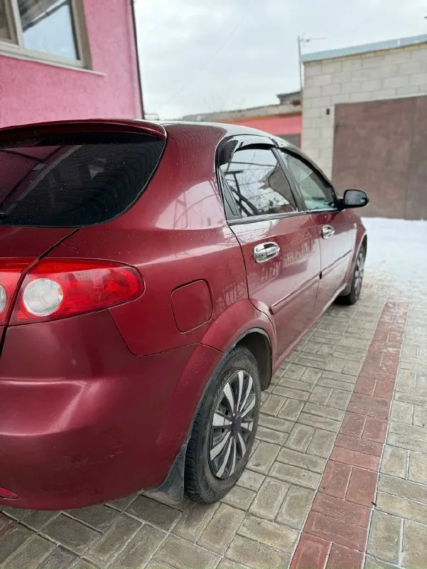 Продам автомобиль chevrolet lacetti 1.6, 2008 года ( хэтчбек ) 💰 цена: 500.000 рублей, торг уместен! по машине : пробег 235000 км, масло менялось от замены до замены каждые 7 тысяч км, стоит газовое оборудование 4 поколения, новый редуктор, коробка работает исправно, по электрике нареканий нет, 2 стеклоподъемника, абс, кондиционер, гидроусилитель руля, хорошая музыка, центральный замок и сигнализация, кузов на твердую 5, салон в хорошем состоянии, расходники менялись своевременно, ходовая часть новая, автомобиль полностью обработа, на российском учете, хозяин 1 звонить по номеру : +79493223357 📞 звоните: +7(949)3223357 - фотография - 5
