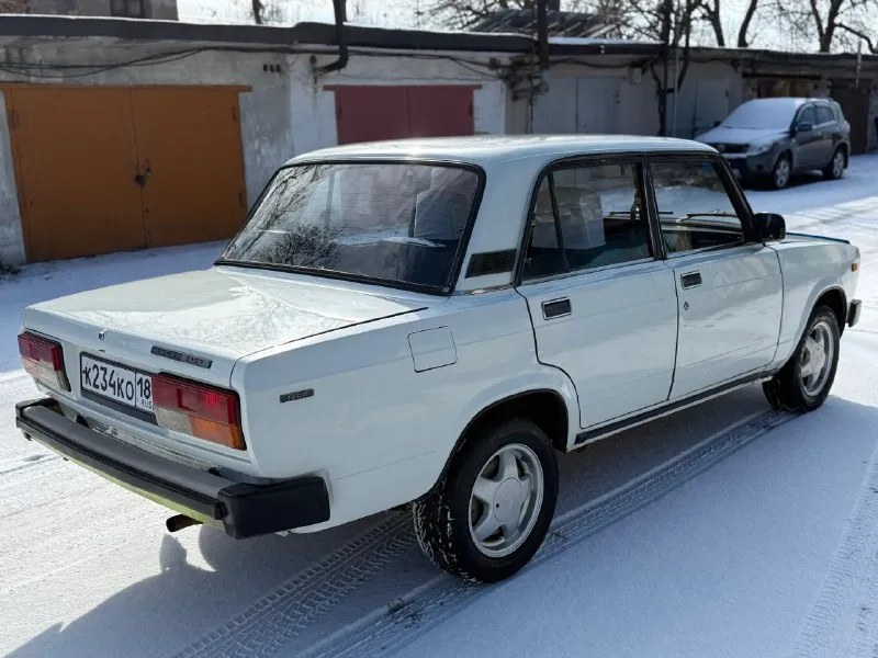 💶 цена: 220000 ₽ 🚘 марка / модель: ваз 2107 📅 год выпуска: 1993 📊 пробег:98.500 км. ⛽ двигатель: бензин 1.5 🔧 тип кпп: механика 5 ступка. 🛞привод: задний. описание: машина в очень хорошем состоянии, технически без вложений вообще. двигатель с коробкой на 5+ вся ходовая новая: все тяги, шаровые, сайлентблоки, амортизаторы, пружины, новые супорта и колодки. дно и пороги заводские, кузов в сварке не нуждается совсем. по электрике всё работает: печка, обогрев заднего стекла, свет, музыка. резина новая, тел +79494007165 донецк 📞 звоните: +7(949)4007165 - фотография - 6