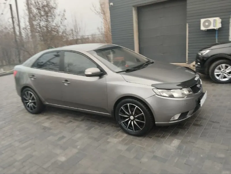 Продам kia ceratto, год 2009.1.6 мкпп, пробег : 290 тыс. Двигатель в порядке, масло не берёт ни капли от замены до замены, дно целое и обработанное, пороги целые. Кондиционер работает. Цена 550. Торг при осмотре. Мариуполь. Вопросы по +79498033084 или в лс.
📲 Tg: @jokkerr1984
📞 Звоните: +7(949)8033084 - фотография - 2