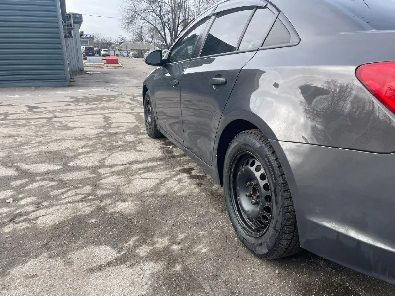 Продаю chevrolet cruze 2014 год. я собственник !!! мотор самый надежный и простой 1.6 на коробке автомат 6 скоростей ! автомобиль в хорошем техническом состоянии. все в родной краске ! полная гальваническая оцинковка кузова !!! базовая комплектация: гур, кондиционер (холодит очень хорошо), передние стеклоподъемники, подогрев сидений, обогрев заднего стекла. автомобиль с полным переоформлением в мрэо. цена 670 тыс. руб. торг у капота. номер телефона: +79497037448 +79497037448 осмотр г. макеевка. - фотография - 3