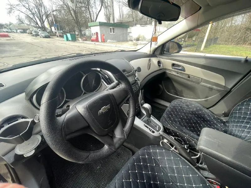 Продаю chevrolet cruze 2014 год. я собственник !!! мотор самый надежный и простой 1.6 на коробке автомат 6 скоростей ! автомобиль в хорошем техническом состоянии. все в родной краске ! полная гальваническая оцинковка кузова !!! базовая комплектация: гур, кондиционер (холодит очень хорошо), передние стеклоподъемники, подогрев сидений, обогрев заднего стекла. автомобиль с полным переоформлением в мрэо. цена 670 тыс. руб. торг у капота. номер телефона: +79497037448 +79497037448 осмотр г. макеевка. - фотография - 6