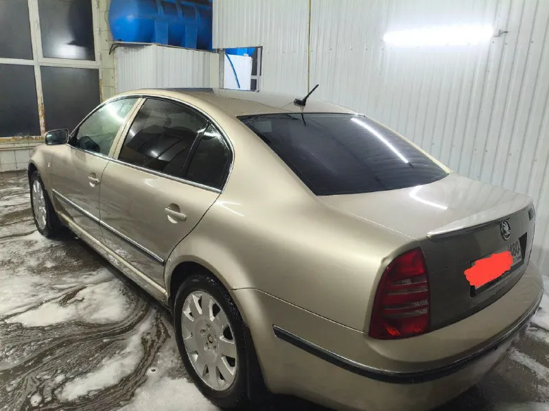 Skoda superb 2.5 tdi 2005 год комплектация: полная 🔥 🔥 🔥 -подогрев заднего стекла, и лобового -подогрев передних и задних сидений -подогрев боковых зеркал -кожаный салон -электролегулировка боковых зеркал -память водительского сидения -электропривод передних сидений -оригинальная акустика - мульти руль - круиз контроль машина в хорошем состоянии, полностью обслуженная подвеска и двигатель. машина-сел, поехал. стоят оригинальные 17-тые, отдам летнюю резину на нее ( отъездила один сезон). владею машиной 3 года. по документам абсолютно чистая. телефон : +79495038942 осмотр : донецк цена : 650 000 торг у капота 📞 звоните: +7(949)5038942 - фотография - 2