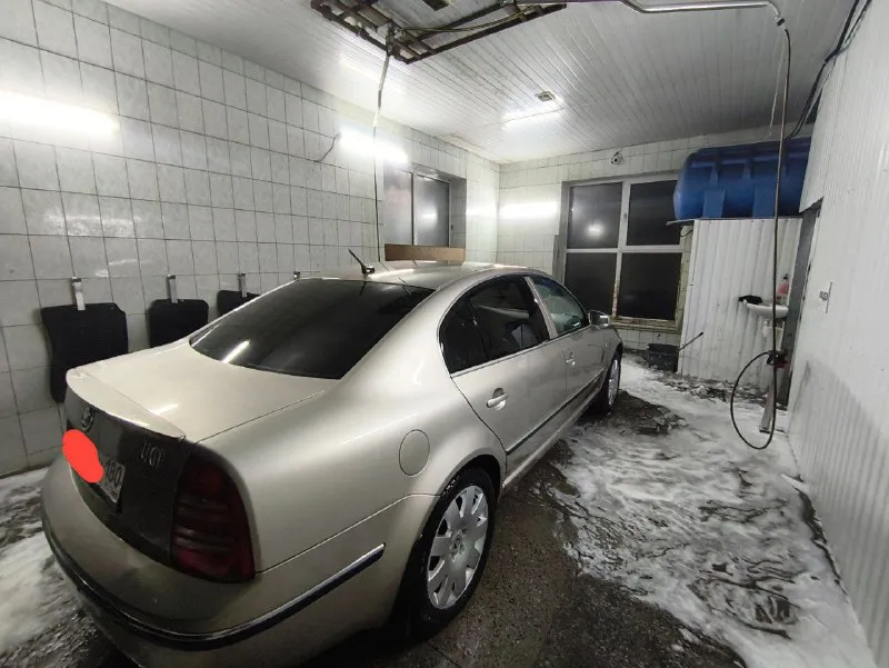 Skoda superb 2.5 tdi 2005 год комплектация: полная 🔥 🔥 🔥 -подогрев заднего стекла, и лобового -подогрев передних и задних сидений -подогрев боковых зеркал -кожаный салон -электролегулировка боковых зеркал -память водительского сидения -электропривод передних сидений -оригинальная акустика - мульти руль - круиз контроль машина в хорошем состоянии, полностью обслуженная подвеска и двигатель. машина-сел, поехал. стоят оригинальные 17-тые, отдам летнюю резину на нее ( отъездила один сезон). владею машиной 3 года. по документам абсолютно чистая. телефон : +79495038942 осмотр : донецк цена : 650 000 торг у капота 📞 звоните: +7(949)5038942 - фотография - 3