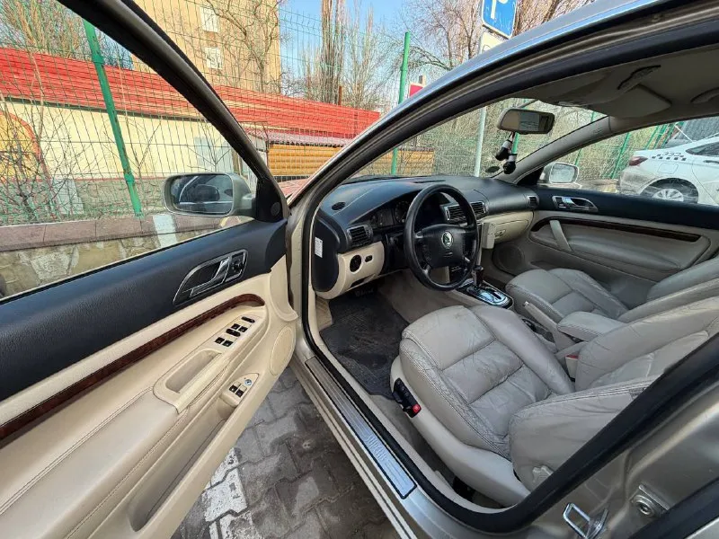 Skoda superb 2.5 tdi 2005 год комплектация: полная 🔥 🔥 🔥 -подогрев заднего стекла, и лобового -подогрев передних и задних сидений -подогрев боковых зеркал -кожаный салон -электролегулировка боковых зеркал -память водительского сидения -электропривод передних сидений -оригинальная акустика - мульти руль - круиз контроль машина в хорошем состоянии, полностью обслуженная подвеска и двигатель. машина-сел, поехал. стоят оригинальные 17-тые, отдам летнюю резину на нее ( отъездила один сезон). владею машиной 3 года. по документам абсолютно чистая. телефон : +79495038942 осмотр : донецк цена : 650 000 торг у капота 📞 звоните: +7(949)5038942 - фотография - 6