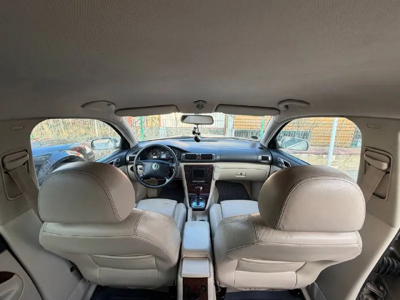 Skoda superb 2.5 tdi 2005 год комплектация: полная 🔥 🔥 🔥 -подогрев заднего стекла, и лобового -подогрев передних и задних сидений -подогрев боковых зеркал -кожаный салон -электролегулировка боковых зеркал -память водительского сидения -электропривод передних сидений -оригинальная акустика - мульти руль - круиз контроль машина в хорошем состоянии, полностью обслуженная подвеска и двигатель. машина-сел, поехал. стоят оригинальные 17-тые, отдам летнюю резину на нее ( отъездила один сезон). владею машиной 3 года. по документам абсолютно чистая. телефон : +79495038942 осмотр : донецк цена : 650 000 торг у капота 📞 звоните: +7(949)5038942 - фотография - 7