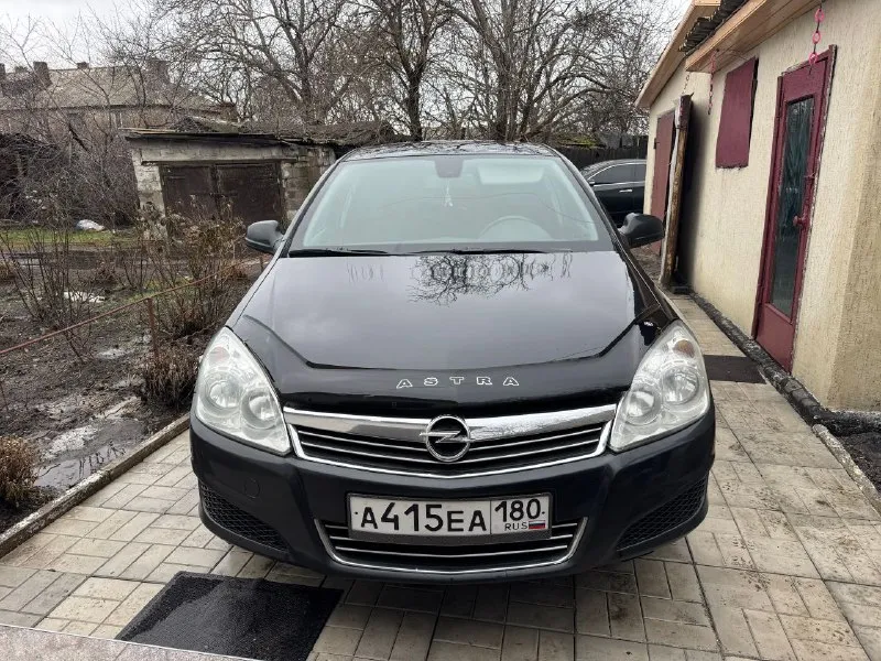 Продам opel astra 2012г я хозяин владею машиной уже год машина без дтп 1.8 бензин пробег родной 231... - фотография