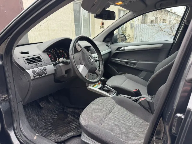 Продам opel astra 2012г я хозяин владею машиной уже год машина без дтп 1.8 бензин пробег родной 231 000 механика салон ткань, в шикарном состоянии машина по технике ляля двигатель работает на все 5 балов машина семейная, ухоженна до идеала недавно было проведено полное то новая зимняя резина так же есть летка продаю по причине выбора нового автомобиля. любой осмотр, любые ваши проверки приветствуются, за машину не стыдно! остальные вопросы пишите звоните +79496476106 осмотр макеевка 📞 звоните: +7(949)6476106 - фотография - 7