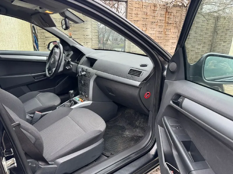 Продам opel astra 2012г я хозяин владею машиной уже год машина без дтп 1.8 бензин пробег родной 231 000 механика салон ткань, в шикарном состоянии машина по технике ляля двигатель работает на все 5 балов машина семейная, ухоженна до идеала недавно было проведено полное то новая зимняя резина так же есть летка продаю по причине выбора нового автомобиля. любой осмотр, любые ваши проверки приветствуются, за машину не стыдно! остальные вопросы пишите звоните +79496476106 осмотр макеевка 📞 звоните: +7(949)6476106 - фотография - 8