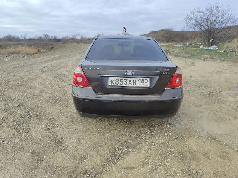 Продаже имеется ford mondeo 3, 2003 года выпуска, мотор 2.5 6 цилиндровый 170 л. с, автоматическая коробка передач, по мотору и акпп без вопросов, комплектация chia, полный электро пакет, климат контроль, подогрев лобового стекла, электро регулировка зеркал, подогрев передних сидений, электро регулировка передних сидений, пробег по одометру 335000 тысяч км, машина в не плохом состоянии едет хорошо, дыр нет вообще, резина зима в хорошем состоянии, по документам полный порядок, птс стс дкп все имеется, находится в нижней крынке 400000₽ +79497205355 - фотография - 2