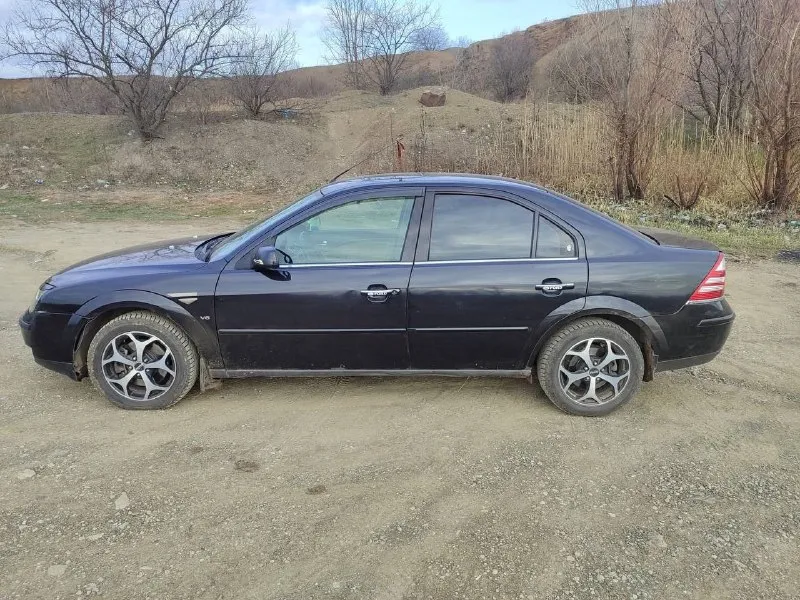 Продаже имеется ford mondeo 3, 2003 года выпуска, мотор 2.5 6 цилиндровый 170 л. с, автоматическая коробка передач, по мотору и акпп без вопросов, комплектация chia, полный электро пакет, климат контроль, подогрев лобового стекла, электро регулировка зеркал, подогрев передних сидений, электро регулировка передних сидений, пробег по одометру 335000 тысяч км, машина в не плохом состоянии едет хорошо, дыр нет вообще, резина зима в хорошем состоянии, по документам полный порядок, птс стс дкп все имеется, находится в нижней крынке 400000₽ +79497205355 - фотография - 3