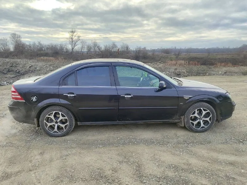 Продаже имеется ford mondeo 3, 2003 года выпуска, мотор 2.5 6 цилиндровый 170 л. с, автоматическая коробка передач, по мотору и акпп без вопросов, комплектация chia, полный электро пакет, климат контроль, подогрев лобового стекла, электро регулировка зеркал, подогрев передних сидений, электро регулировка передних сидений, пробег по одометру 335000 тысяч км, машина в не плохом состоянии едет хорошо, дыр нет вообще, резина зима в хорошем состоянии, по документам полный порядок, птс стс дкп все имеется, находится в нижней крынке 400000₽ +79497205355 - фотография - 4
