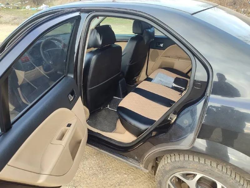 Продаже имеется ford mondeo 3, 2003 года выпуска, мотор 2.5 6 цилиндровый 170 л. с, автоматическая коробка передач, по мотору и акпп без вопросов, комплектация chia, полный электро пакет, климат контроль, подогрев лобового стекла, электро регулировка зеркал, подогрев передних сидений, электро регулировка передних сидений, пробег по одометру 335000 тысяч км, машина в не плохом состоянии едет хорошо, дыр нет вообще, резина зима в хорошем состоянии, по документам полный порядок, птс стс дкп все имеется, находится в нижней крынке 400000₽ +79497205355 - фотография - 6