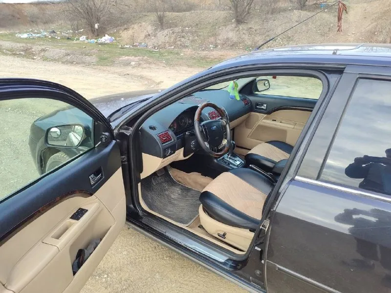 Продаже имеется ford mondeo 3, 2003 года выпуска, мотор 2.5 6 цилиндровый 170 л. с, автоматическая коробка передач, по мотору и акпп без вопросов, комплектация chia, полный электро пакет, климат контроль, подогрев лобового стекла, электро регулировка зеркал, подогрев передних сидений, электро регулировка передних сидений, пробег по одометру 335000 тысяч км, машина в не плохом состоянии едет хорошо, дыр нет вообще, резина зима в хорошем состоянии, по документам полный порядок, птс стс дкп все имеется, находится в нижней крынке 400000₽ +79497205355 - фотография - 7